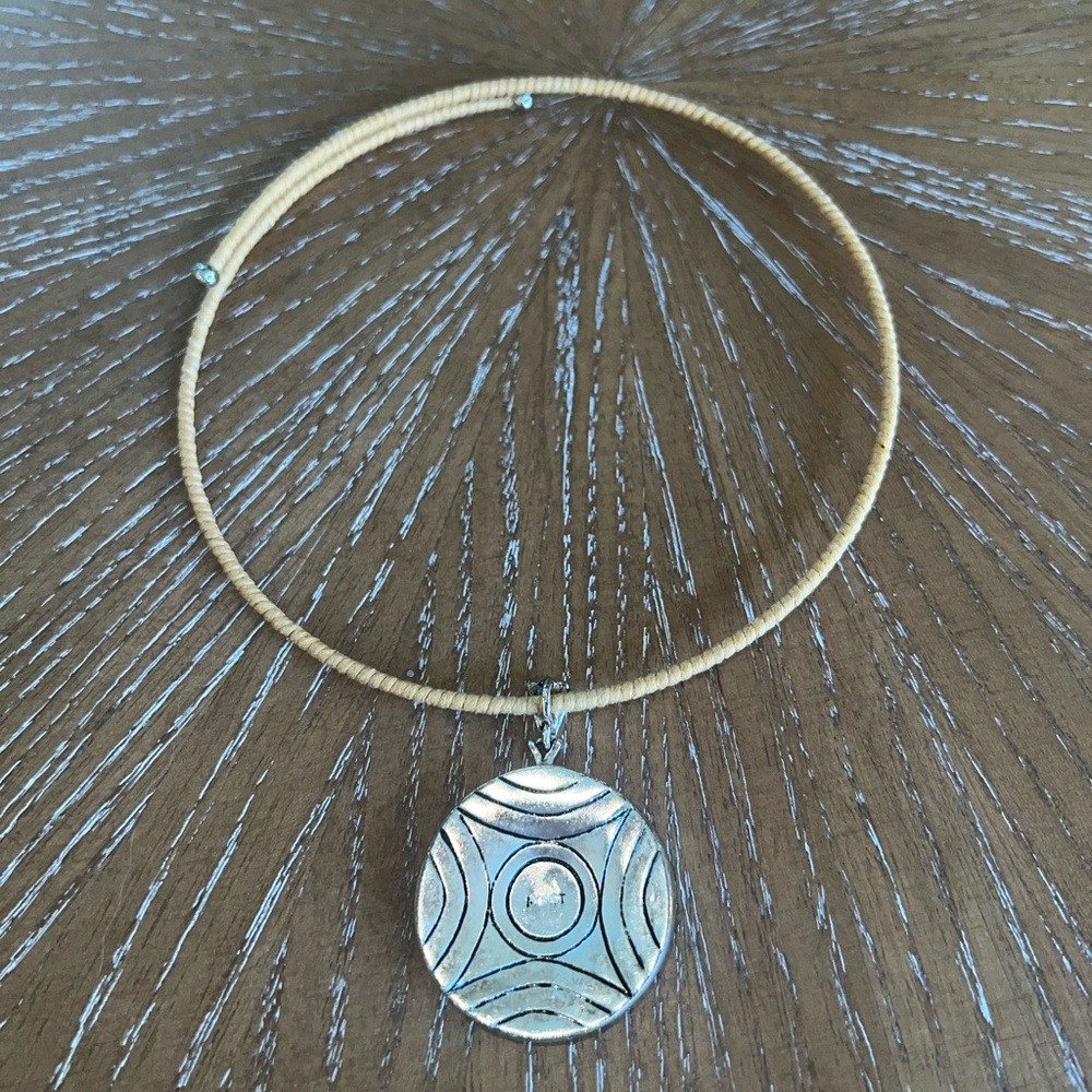 ✨ Vintage Southwestern Mother-of-Pearl Statement Pendant Necklace - Picture 6 of 6